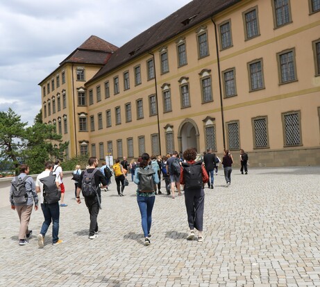 Teilnehmende auf dem Weg zum Gebäude